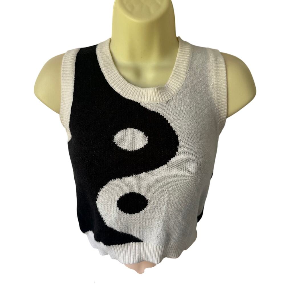 Romwe Yin Yang Black & White Cropped Sweater Vest